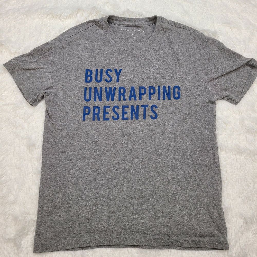 Aeropostale‎ Men's T-Shirt Gray Size S Busy Unwrapping Presents